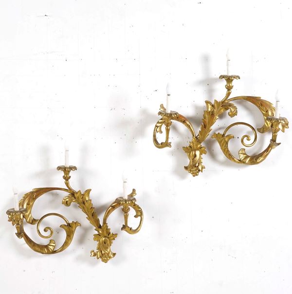 Coppia di appliques in legno intagliato e dorato. XVIII-XIX secolo