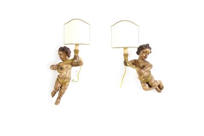 Coppia di Putti Reggicero in Legno Intagliato e Laccato. XIX-XX Secolo