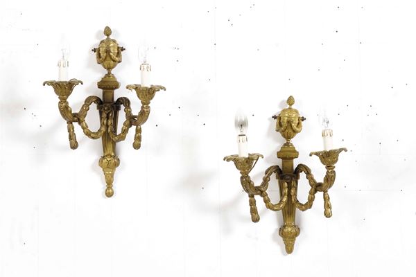Coppia di appliques in bronzo dorato a due luci. XIX secolo