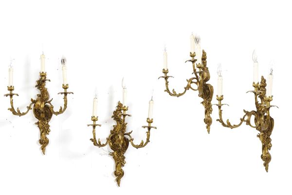 Gruppo di quattro appliques a tre fiamme stile Luigi XV in bronzo dorato