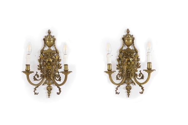 Coppia di appliques stile Luigi XVI in bronzo dorato  due fiamme