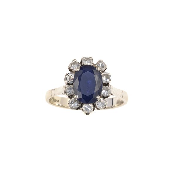 Anello con zaffiro e piccoli diamanti a contorno