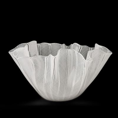 Venini, Vaso a fazzoletto in vetro soffiato a canne a reticello lattimo (Murano, 1950 ca)