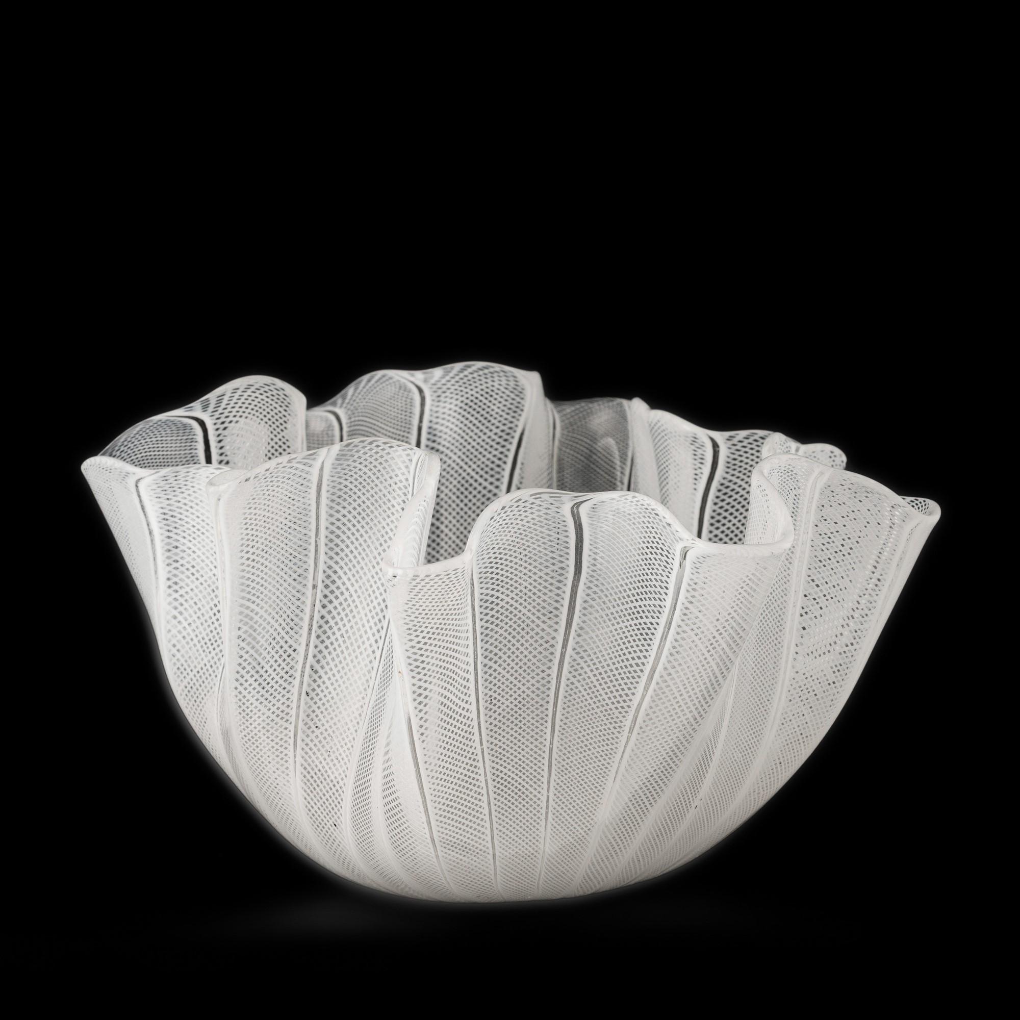 Venini, Vaso a fazzoletto in vetro soffiato a canne a reticello lattimo (Murano, 1950 ca)