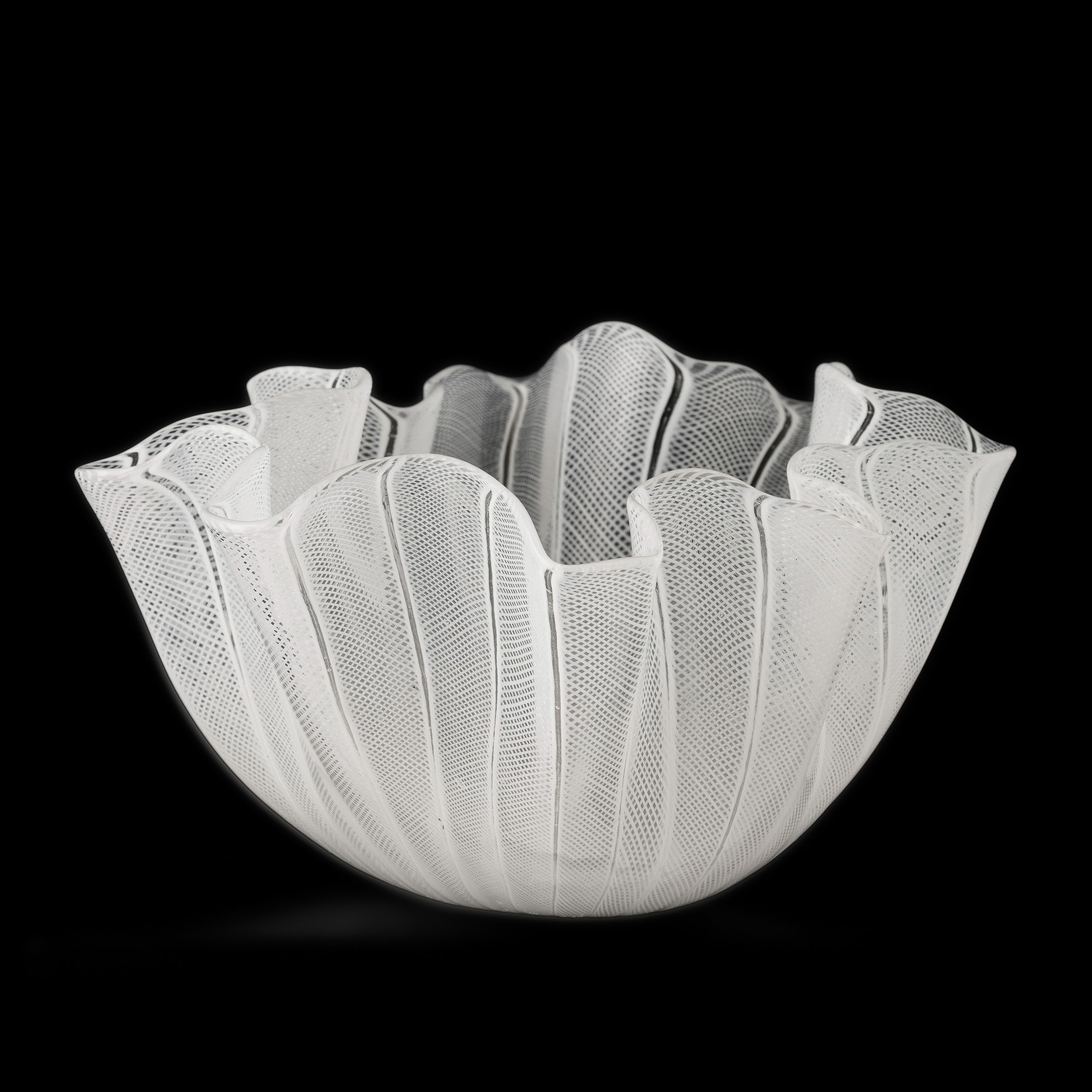 Venini, Vaso a fazzoletto in vetro soffiato a canne a reticello lattimo (Murano, 1950 ca)