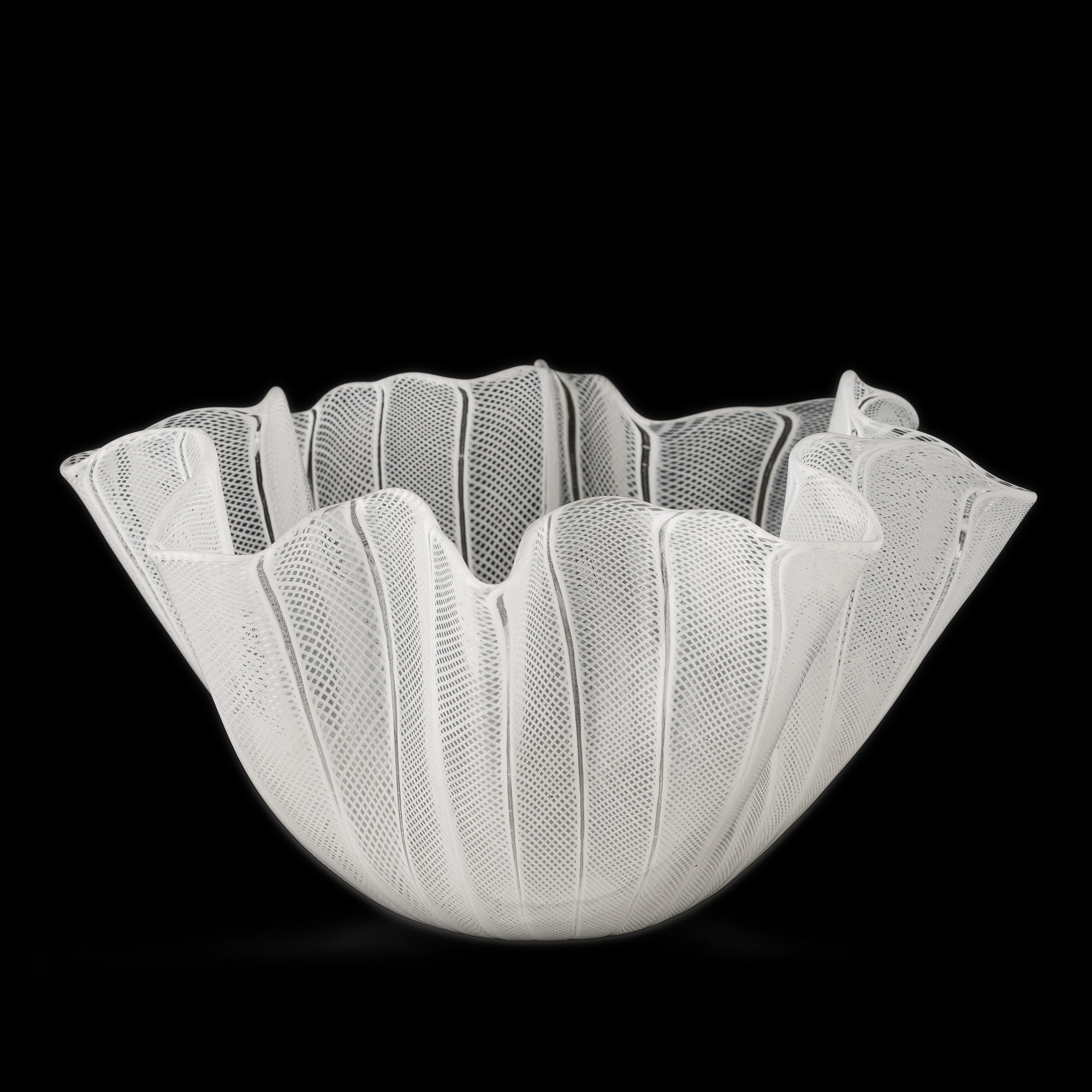 Venini, Vaso a fazzoletto in vetro soffiato a canne a reticello lattimo (Murano, 1950 ca)