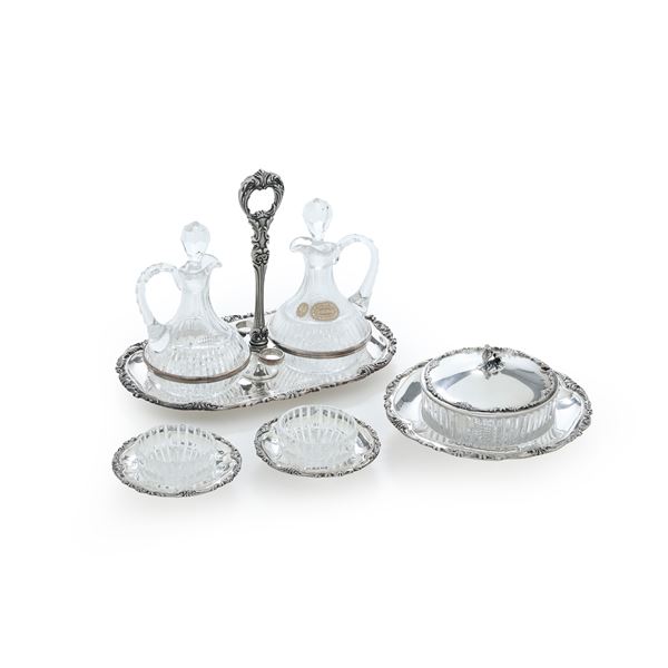 Set da tavolo composto da formaggiera, saliera e pepiera, oliera. Argenteria italiana del XX secolo, argentiere Cesa, Alessandria