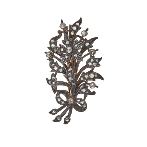 Spilla a soggetto floreale con rosette di diamante