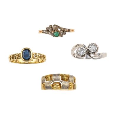 Set di quattro anelli con diamanti di vecchio taglio, rosette di diamante, zaffiro e smeraldo, mo...