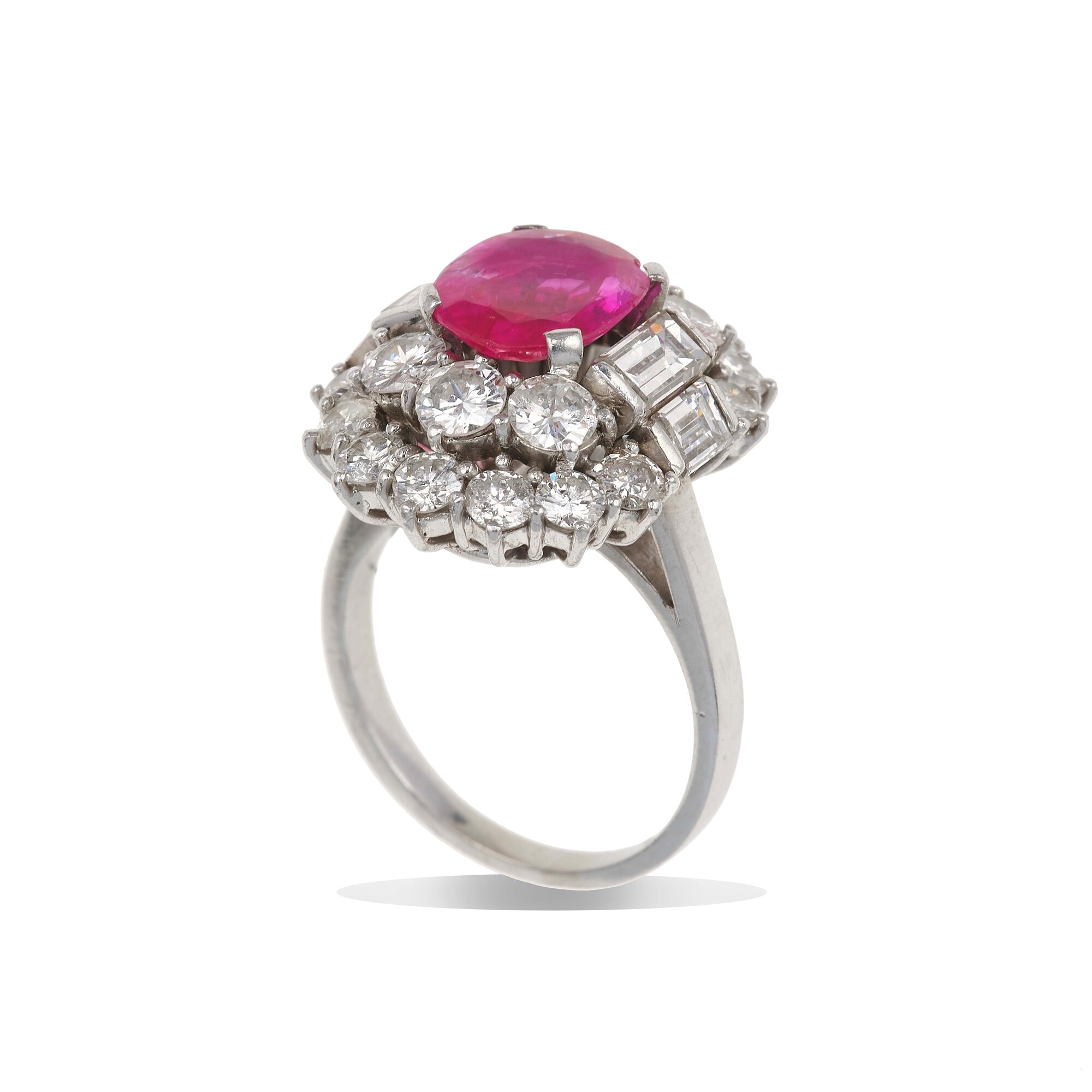 Anello con rubino Burma di ct 2.06 e diamanti, oro bianco 750