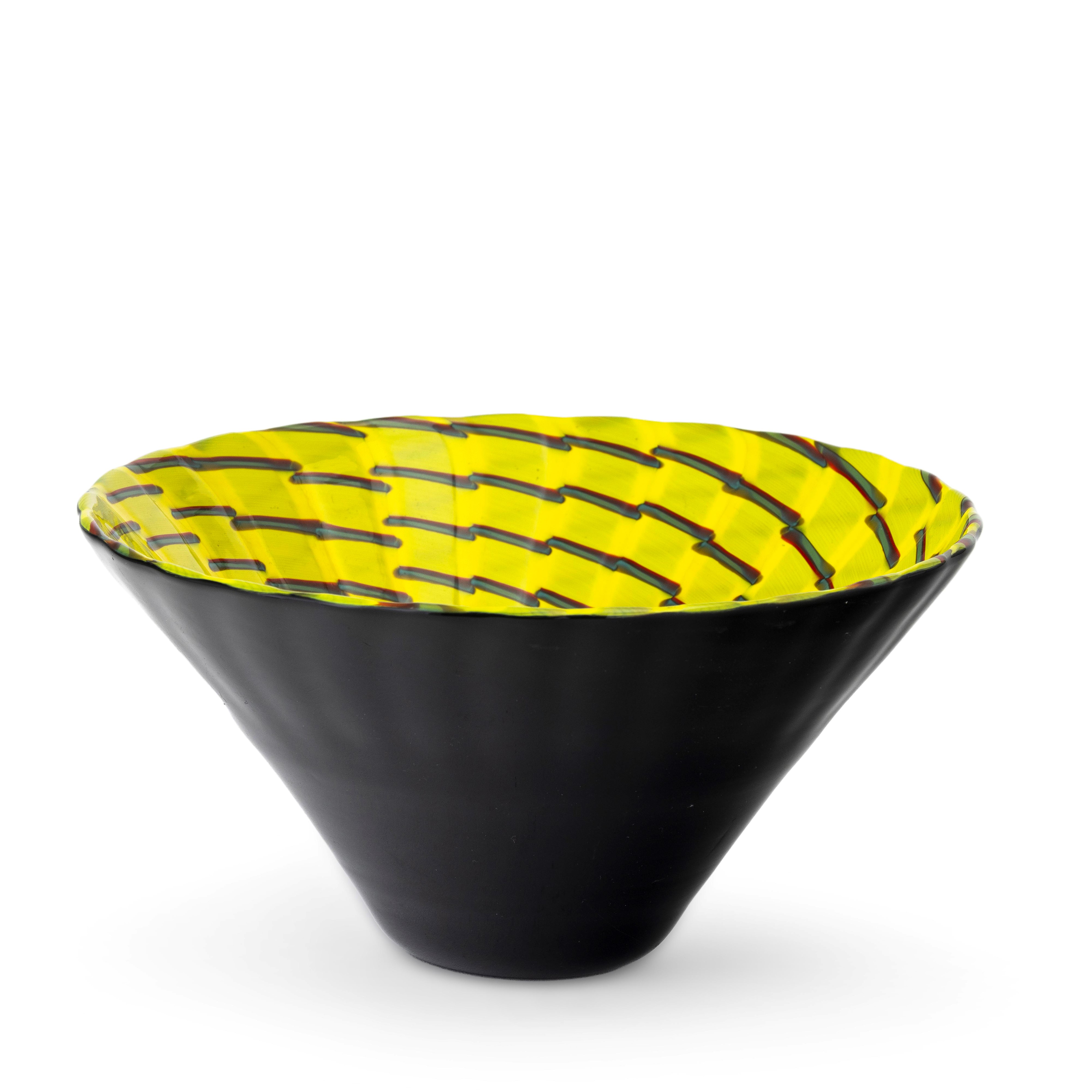 James Carpenter - Coppa Calabash in vetro soffiato nero-zolfo con decoro a canne rosso antico e t...