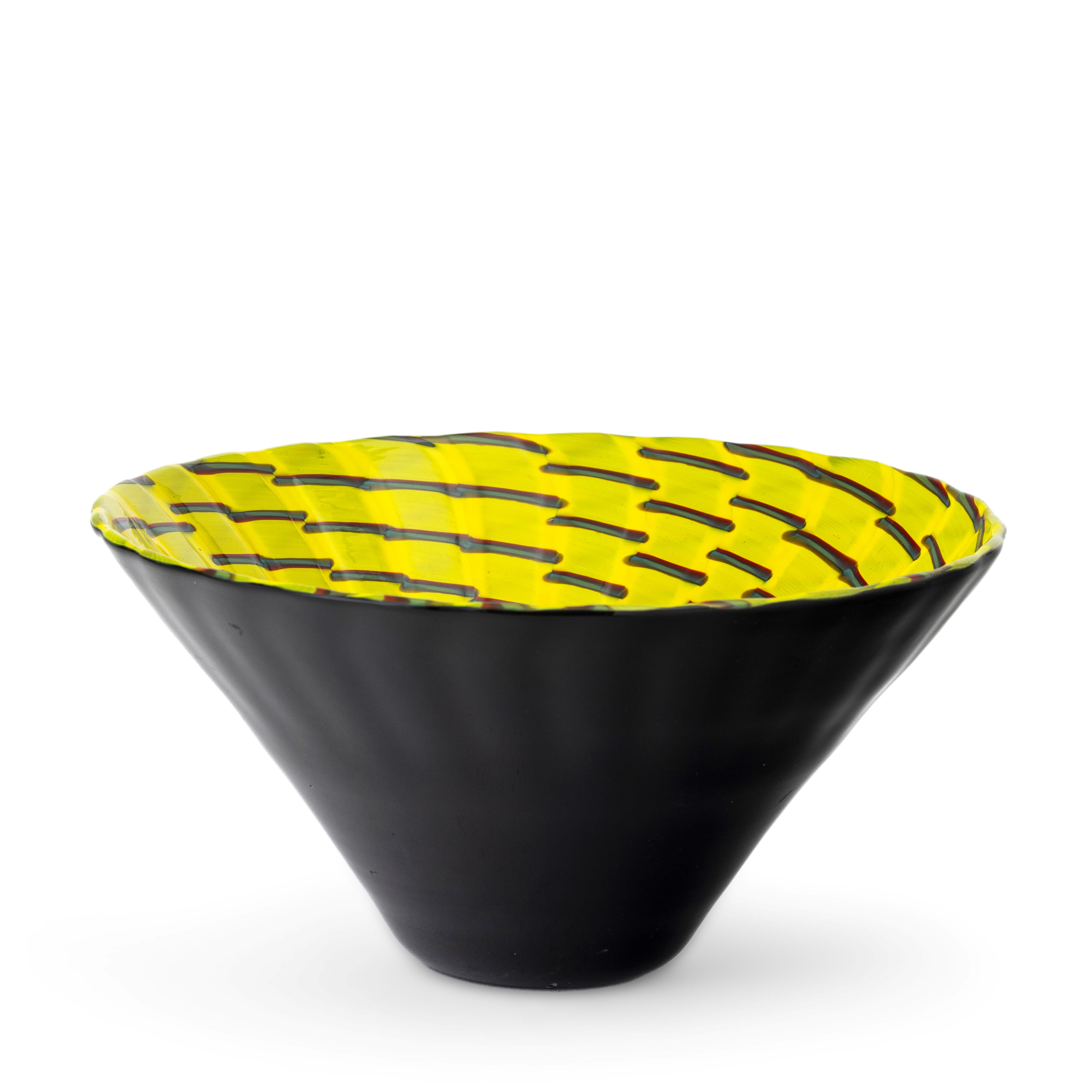 James Carpenter - Coppa Calabash in vetro soffiato nero-zolfo con decoro a canne rosso antico e t...