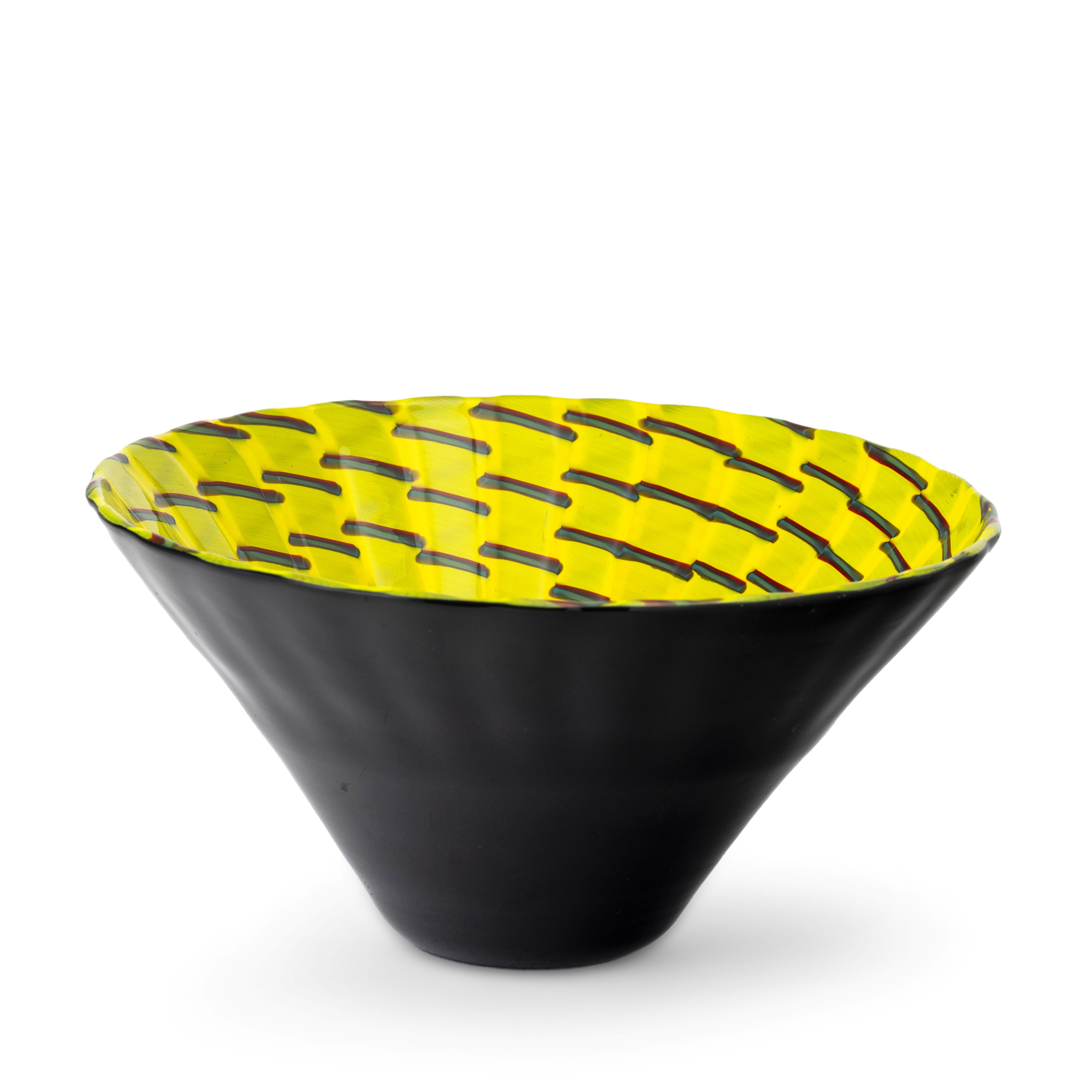 James Carpenter - Coppa Calabash in vetro soffiato nero-zolfo con decoro a canne rosso antico e t...