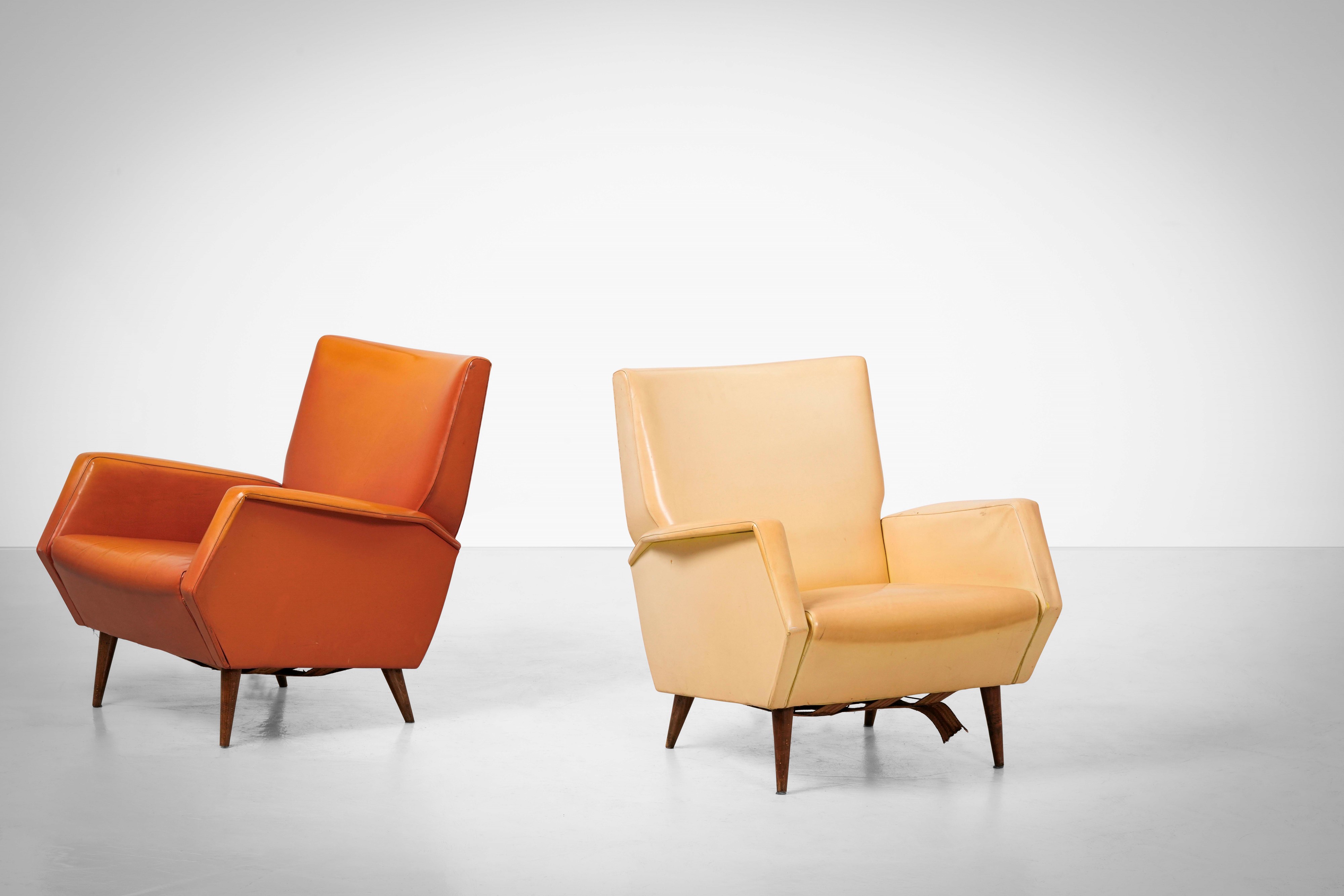 Gio Ponti - Due poltrone mod. 803, legno e rivestimento in skai, 1954