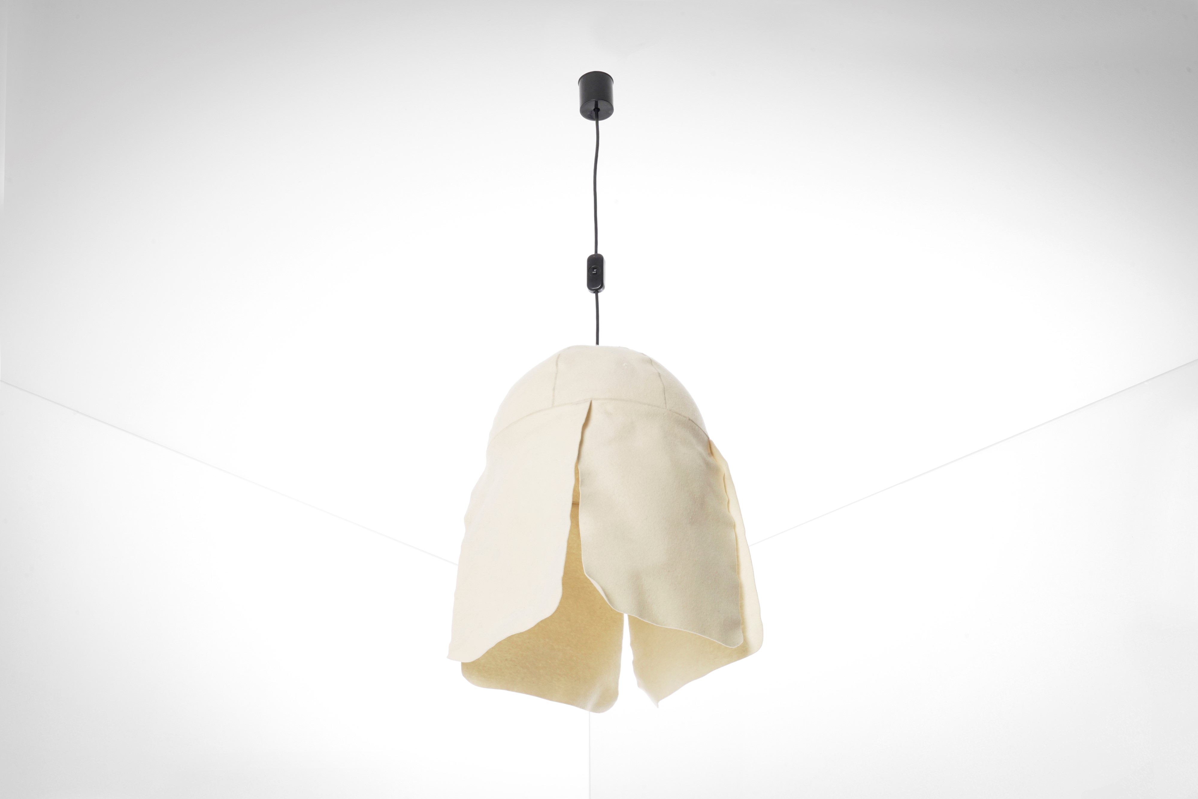 Ingo Maurer e Dorothee Becker - Due lampade a sospensione mod. Augenwohl, materiale plastico e fe...