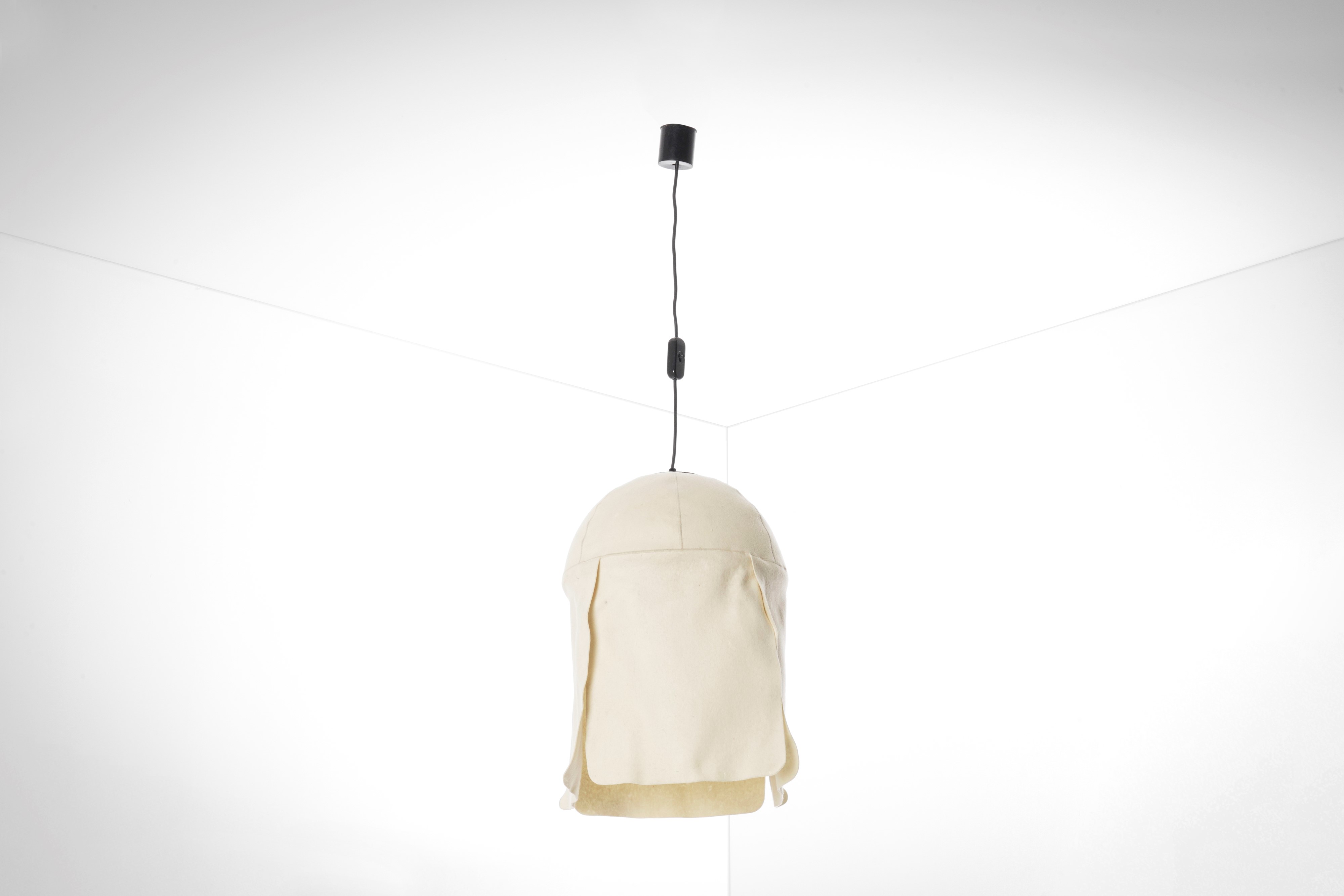 Ingo Maurer e Dorothee Becker - Due lampade a sospensione mod. Augenwohl, materiale plastico e fe...