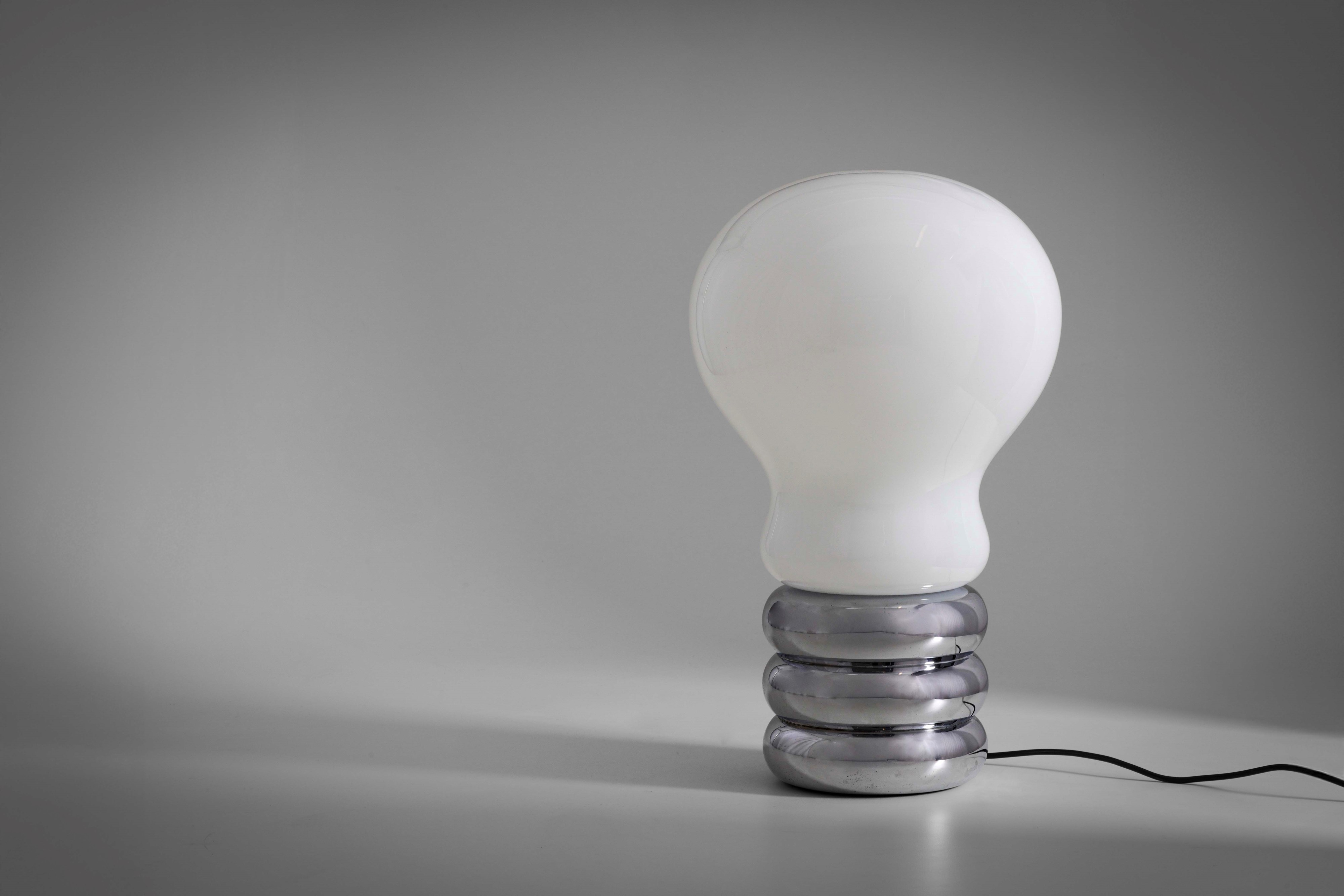 Ingo Maurer - Lampada da tavolo mod. Giant Bulb, metallo cromato e vetro opalino