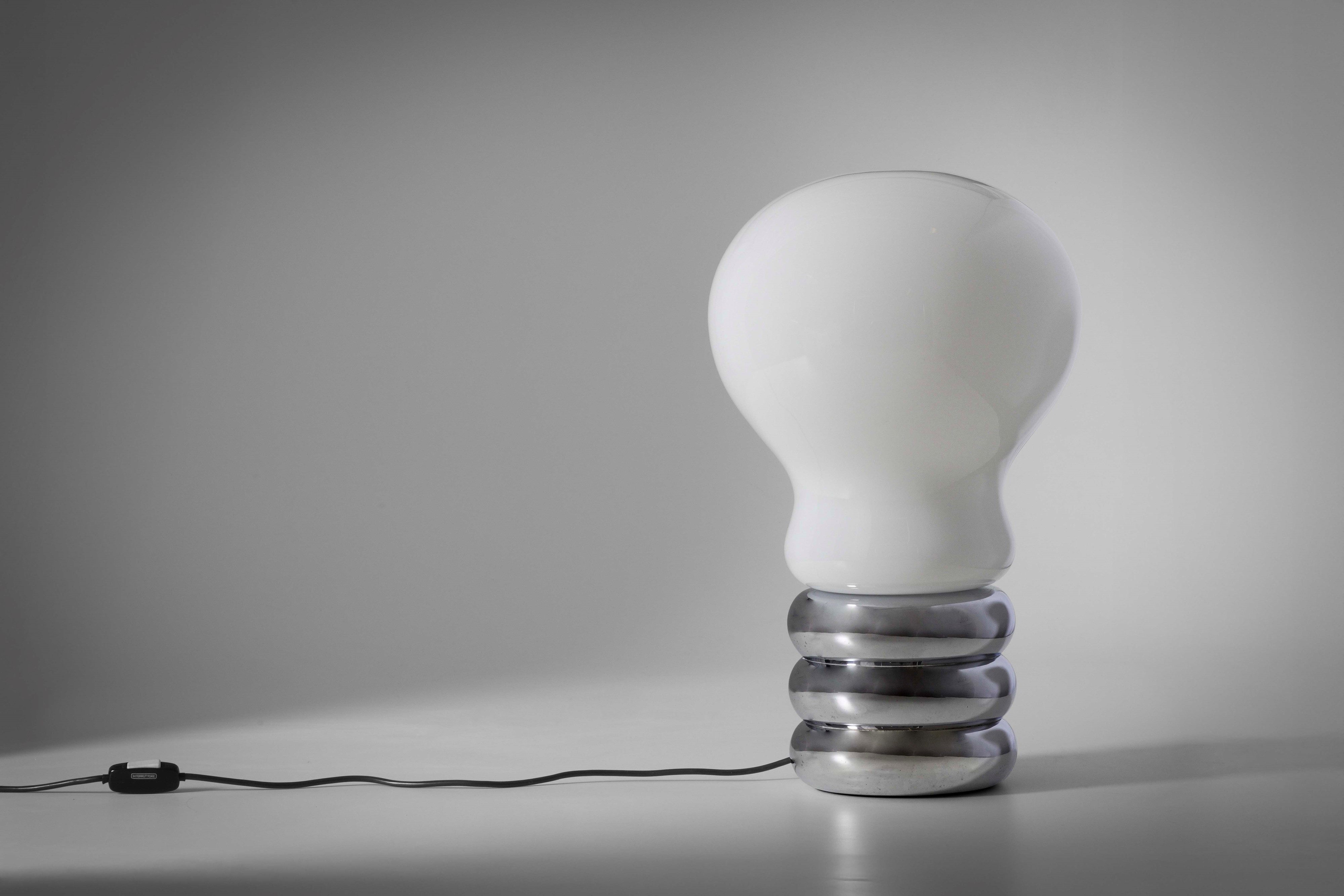 Ingo Maurer - Lampada da tavolo mod. Giant Bulb, metallo cromato e vetro opalino