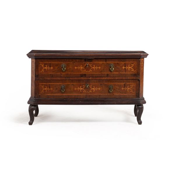 Cassettone lastronato e intarsiato. XX secolo