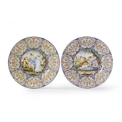 Coppia di grandi piatti da pèarata istoriati, maiolica, Italia centrale, XX secolo