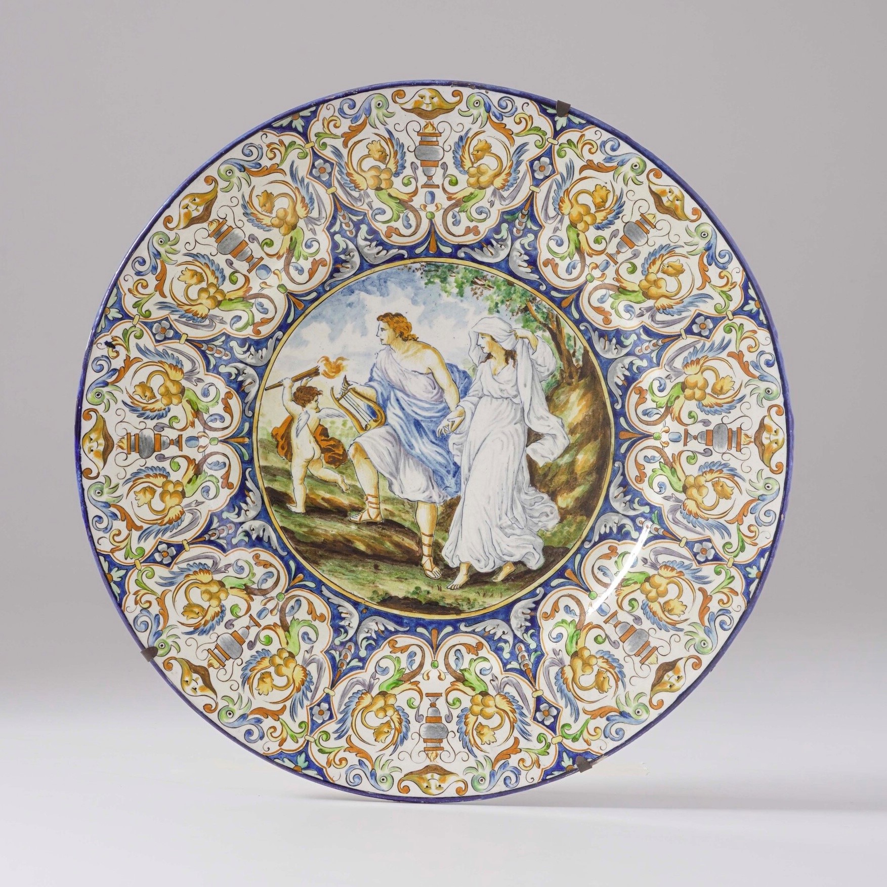 Coppia di grandi piatti da pèarata istoriati, maiolica, Italia centrale, XX secolo