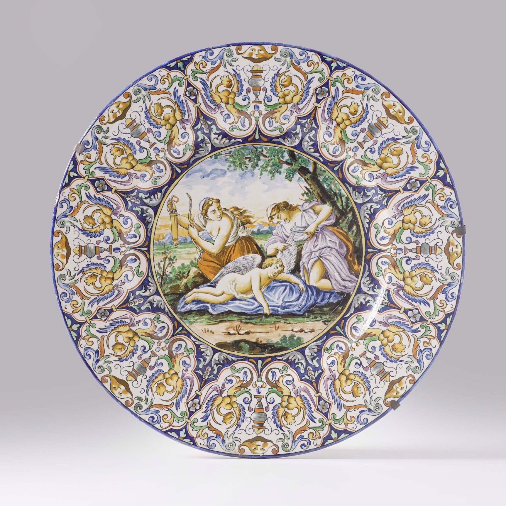 Coppia di grandi piatti da pèarata istoriati, maiolica, Italia centrale, XX secolo