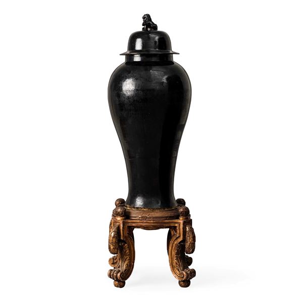 Grande vaso con coperchio in porcellana. Cina XIX secolo