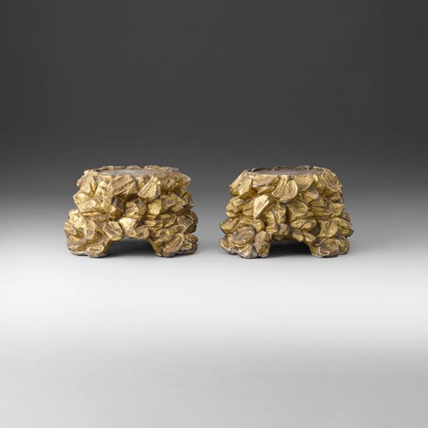 Coppia di basamenti in legno scolpito e dorato a finta roccia. XVIII-XIX secolo