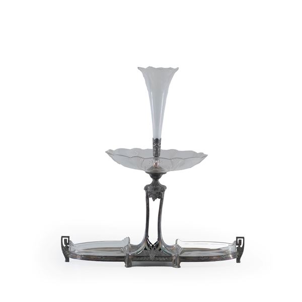 Centrotavola in metallo argentato e vetro. XX secolo