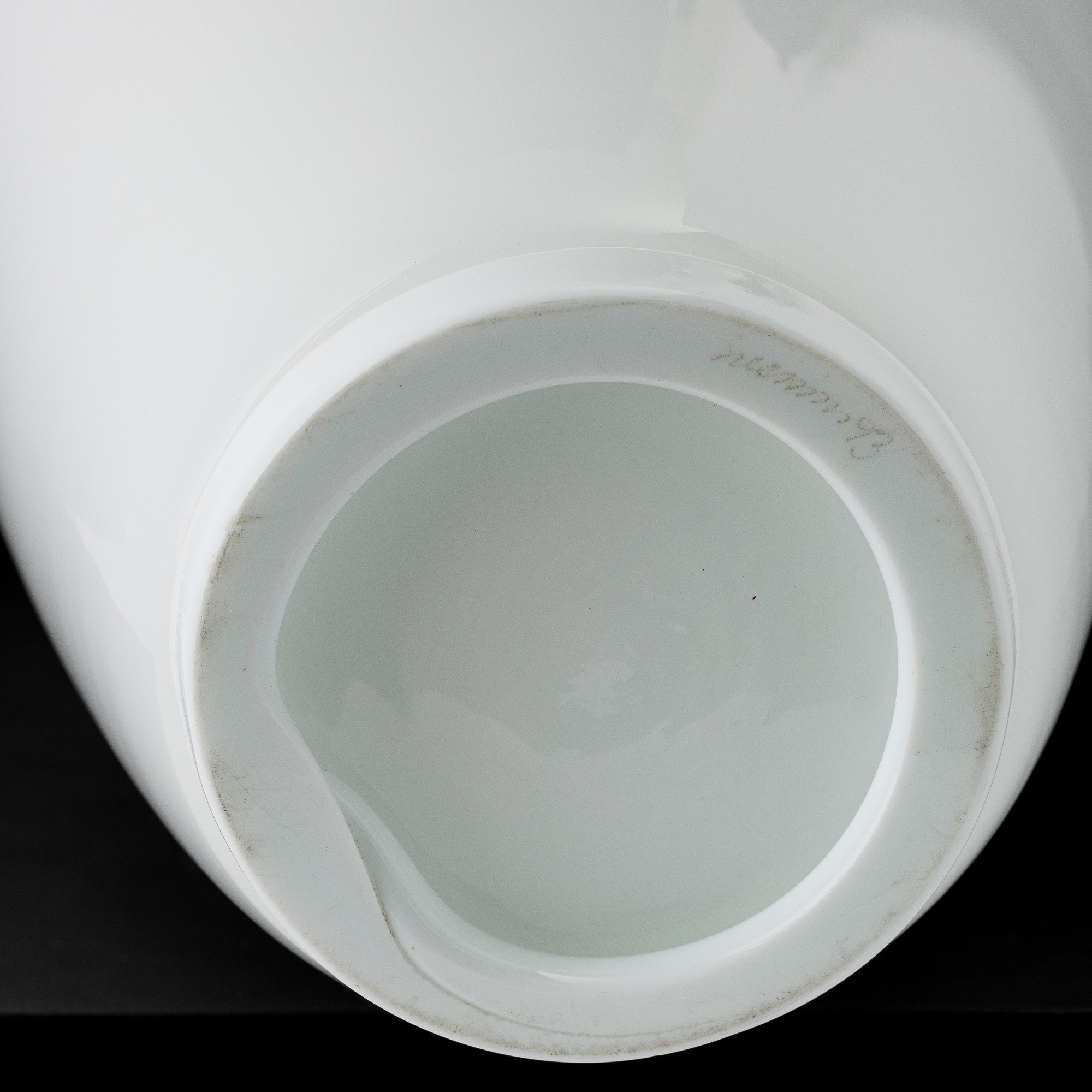 Venini, Vaso a balaustro “Opalini” in vetro soffiato lattimo, Murano 1993