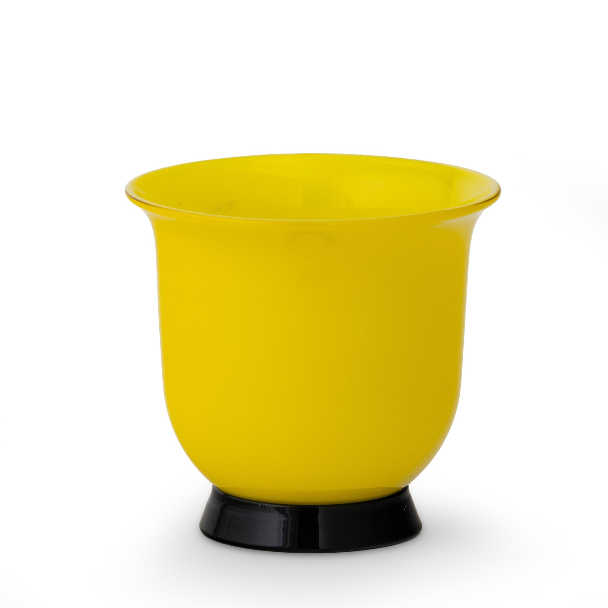 Venini, Vaso in vetro soffiato opalino zolfo su piede troncoconico nero, Murano 1996