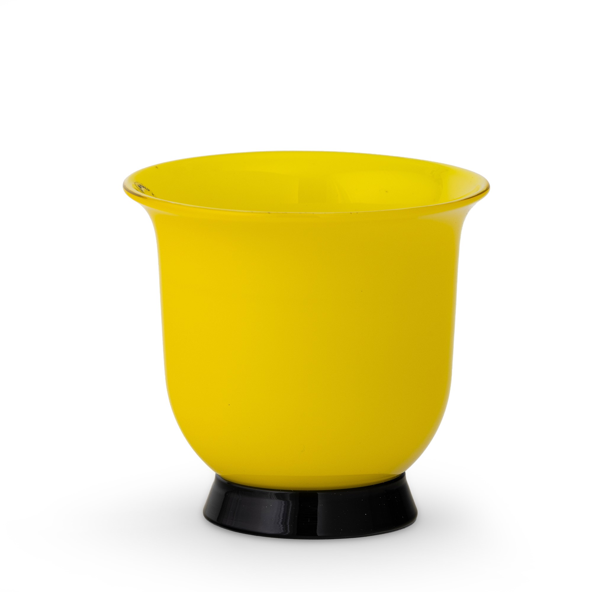 Venini, Vaso in vetro soffiato opalino zolfo su piede troncoconico nero, Murano 1996