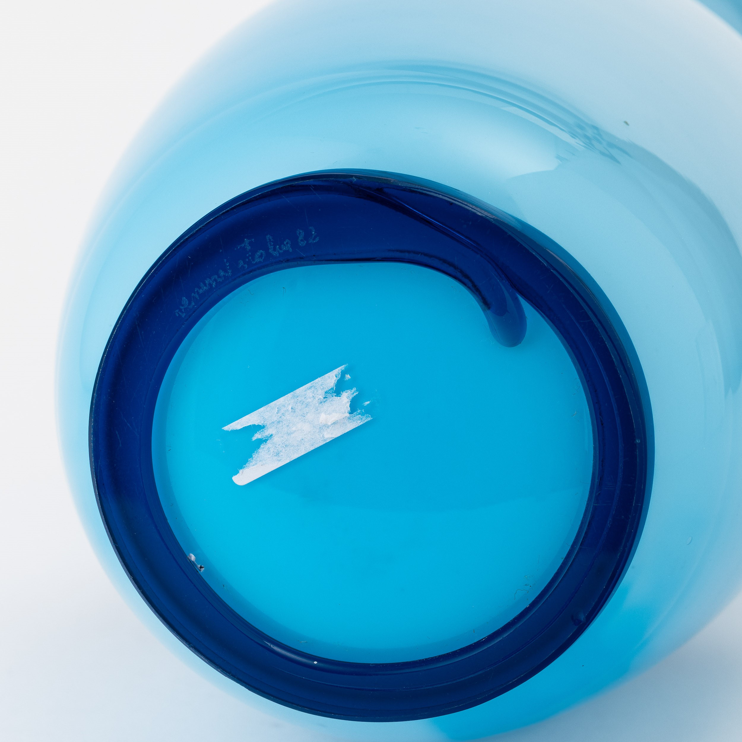 Venini, Vaso balaustro in vetro soffiato acquamarina con piede zaffiro (Murano, 1982)