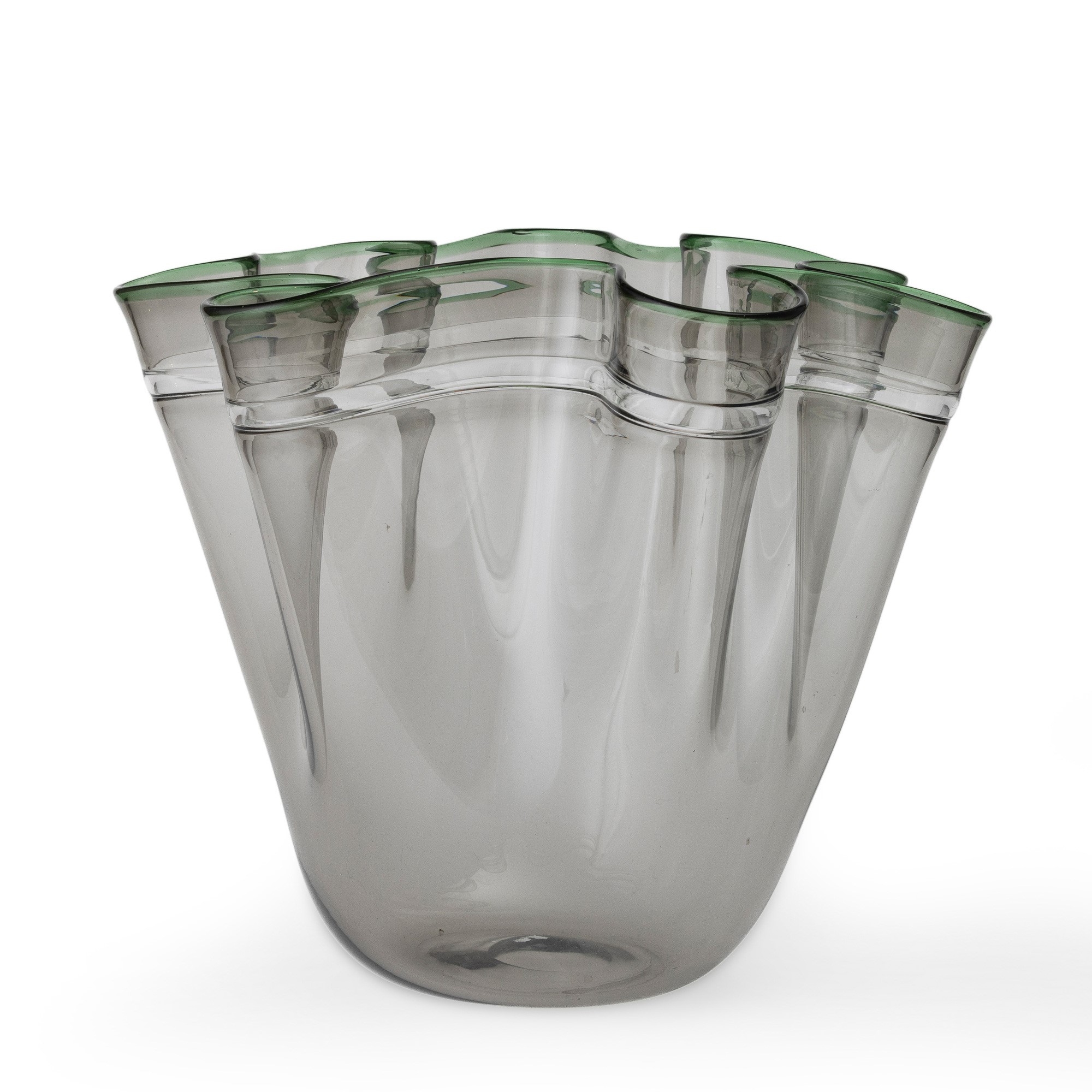Vistosi, Grande vaso a fazzoletto in vetro soffiato fumè con decoro a fasce e filo verde (Murano,...