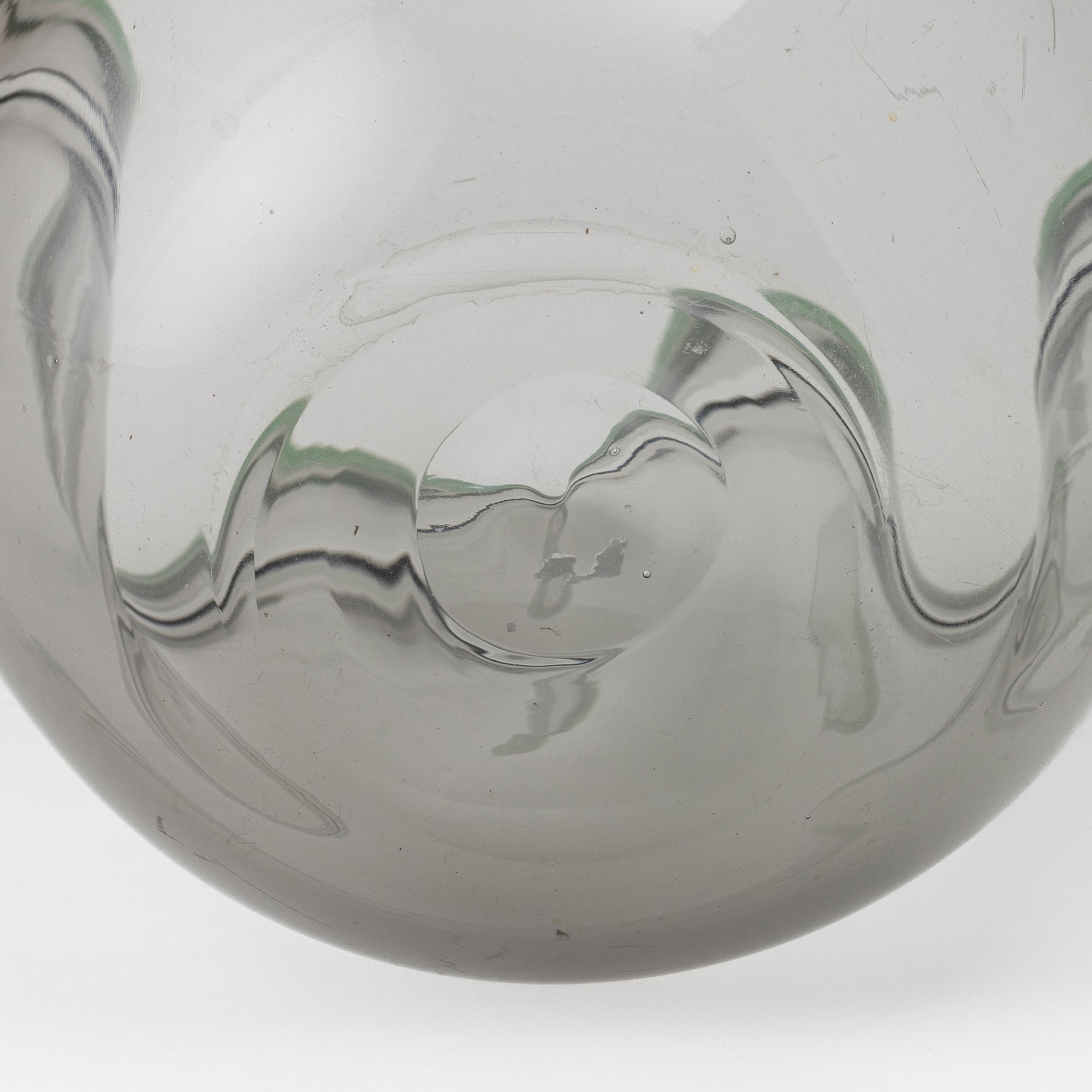 Vistosi, Grande vaso a fazzoletto in vetro soffiato fumè con decoro a fasce e filo verde (Murano,...