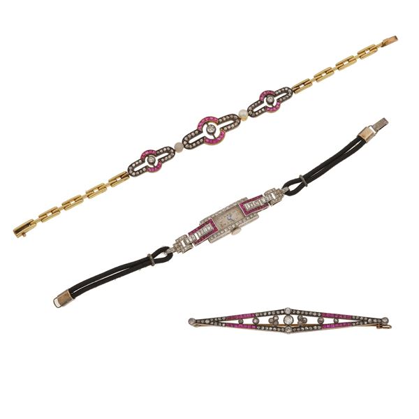 Lotto composto da un orologio da polso per signora, un bracciale ed una spilla con diamanti, rubini, rubini sintetici e perle coltivate