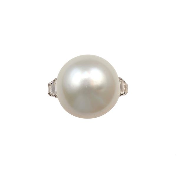 Anello con grande perla coltivata e diamanti taglio baguette