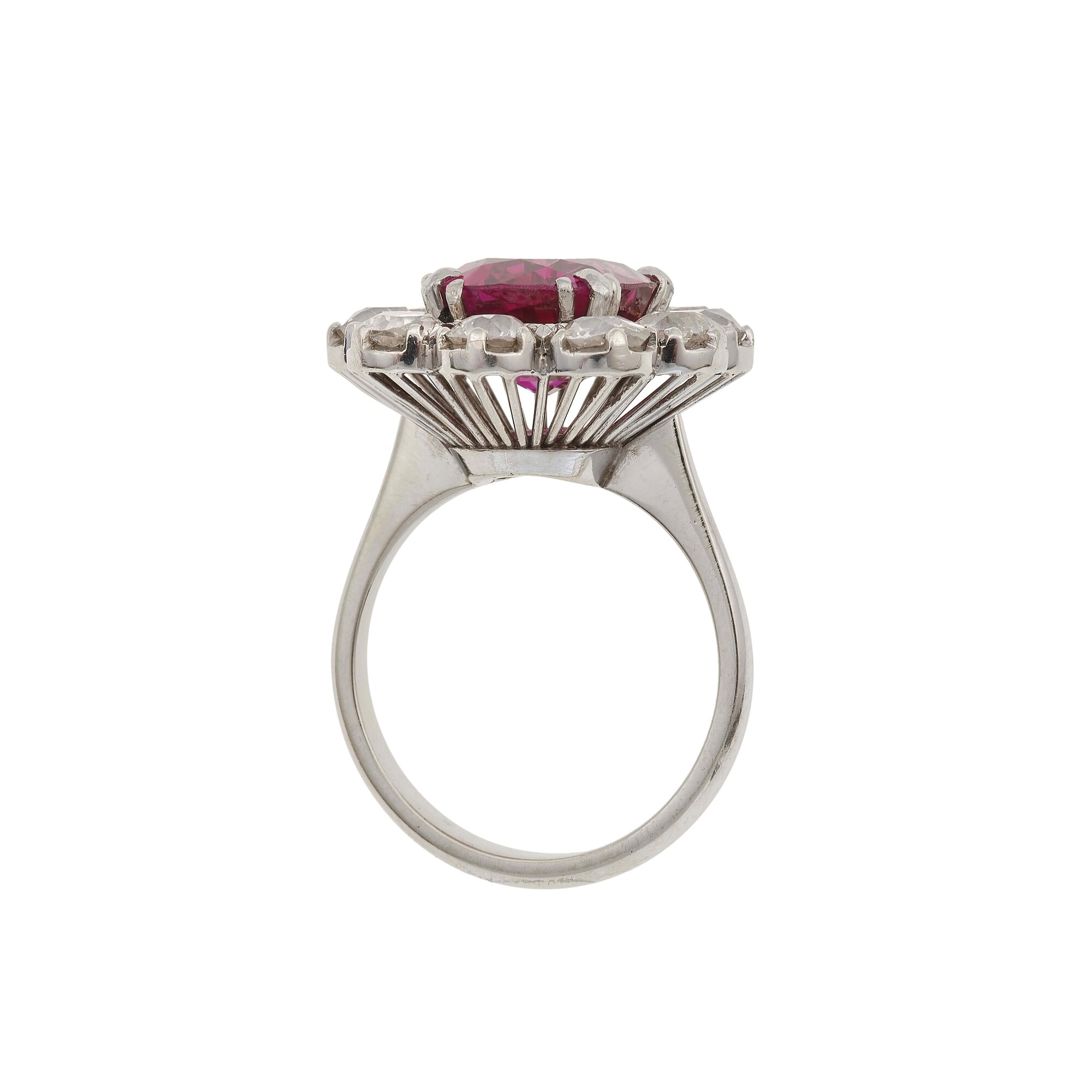 Anello con zaffiro naturale di provenienza Sri Lanka, ct 6.56, montatura in oro bianco 750/1000 c...