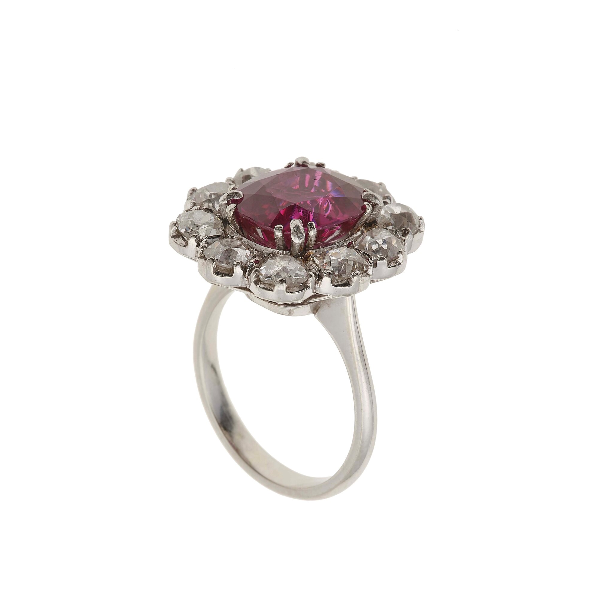 Anello con zaffiro naturale di provenienza Sri Lanka, ct 6.56, montatura in oro bianco 750/1000 c...
