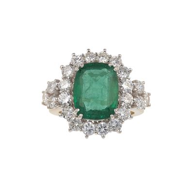 Anello con smeraldo di circa 3.50 ct e diamanti di circa 1.70 ct, montatura in oro bianco 750/100...