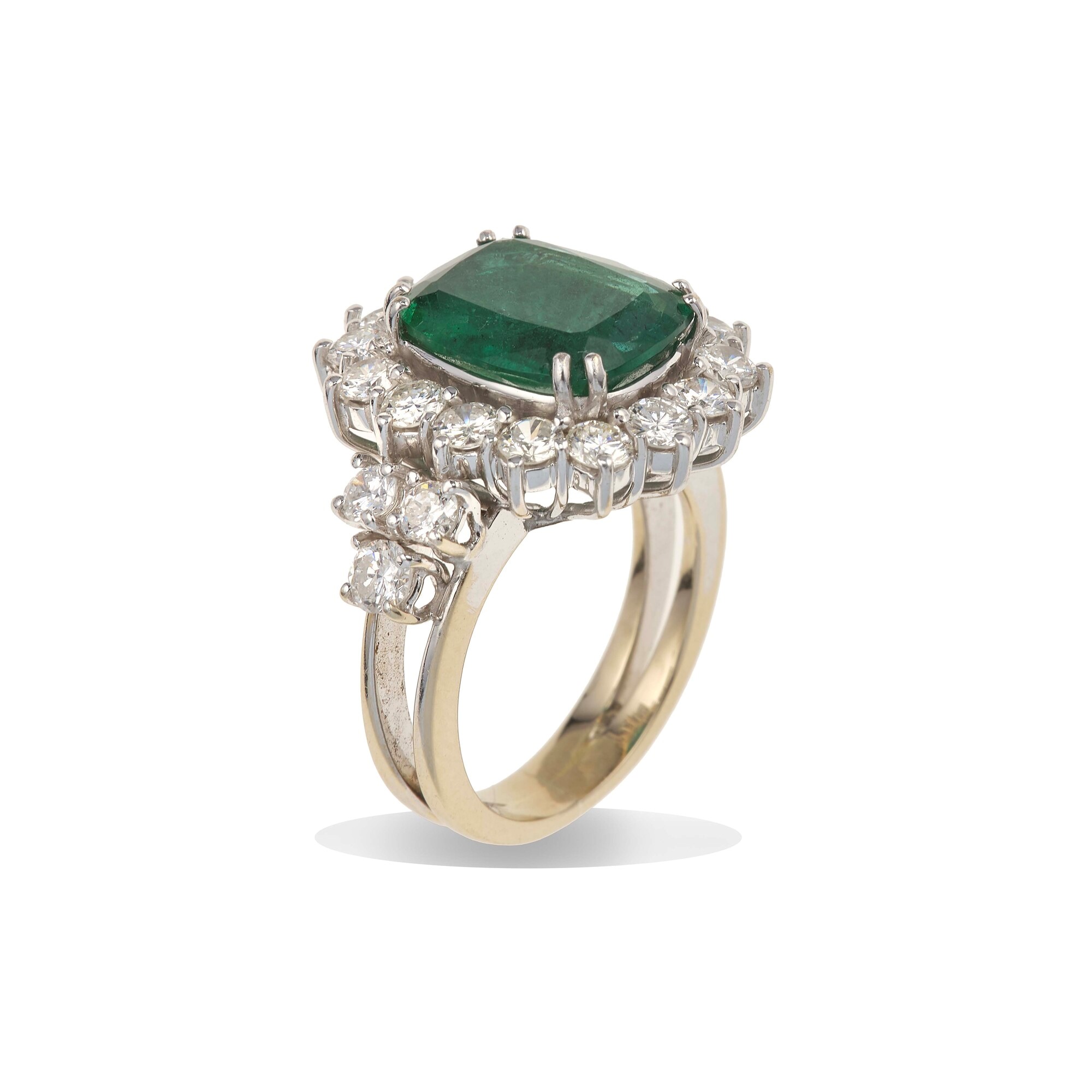 Anello con smeraldo di circa 3.50 ct e diamanti di circa 1.70 ct, montatura in oro bianco 750/100...