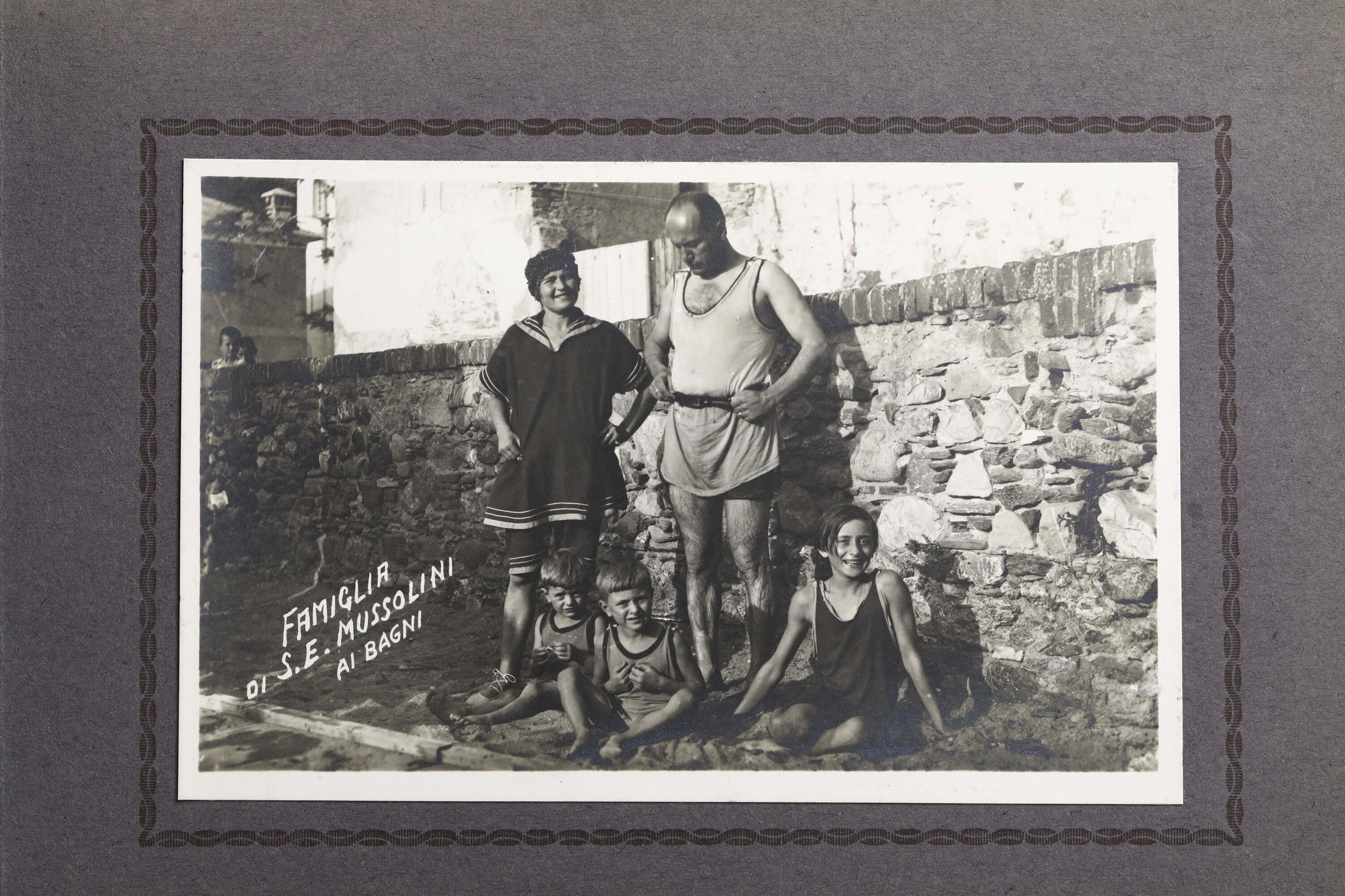 De Poi, Nino, Ricordo di S.E. Benito Mussolini e famiglia – Raccolta di fotografie originali