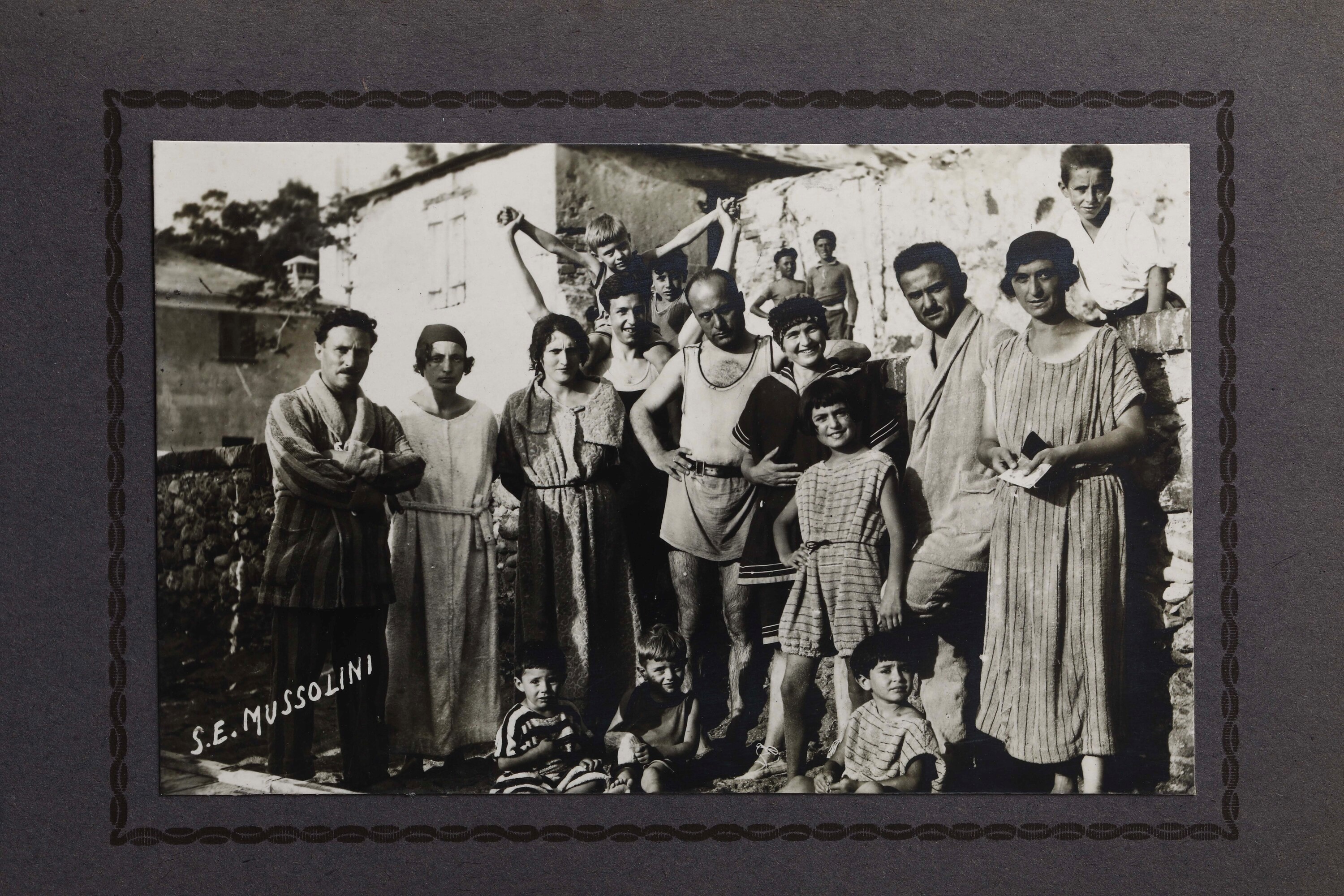 De Poi, Nino, Ricordo di S.E. Benito Mussolini e famiglia – Raccolta di fotografie originali