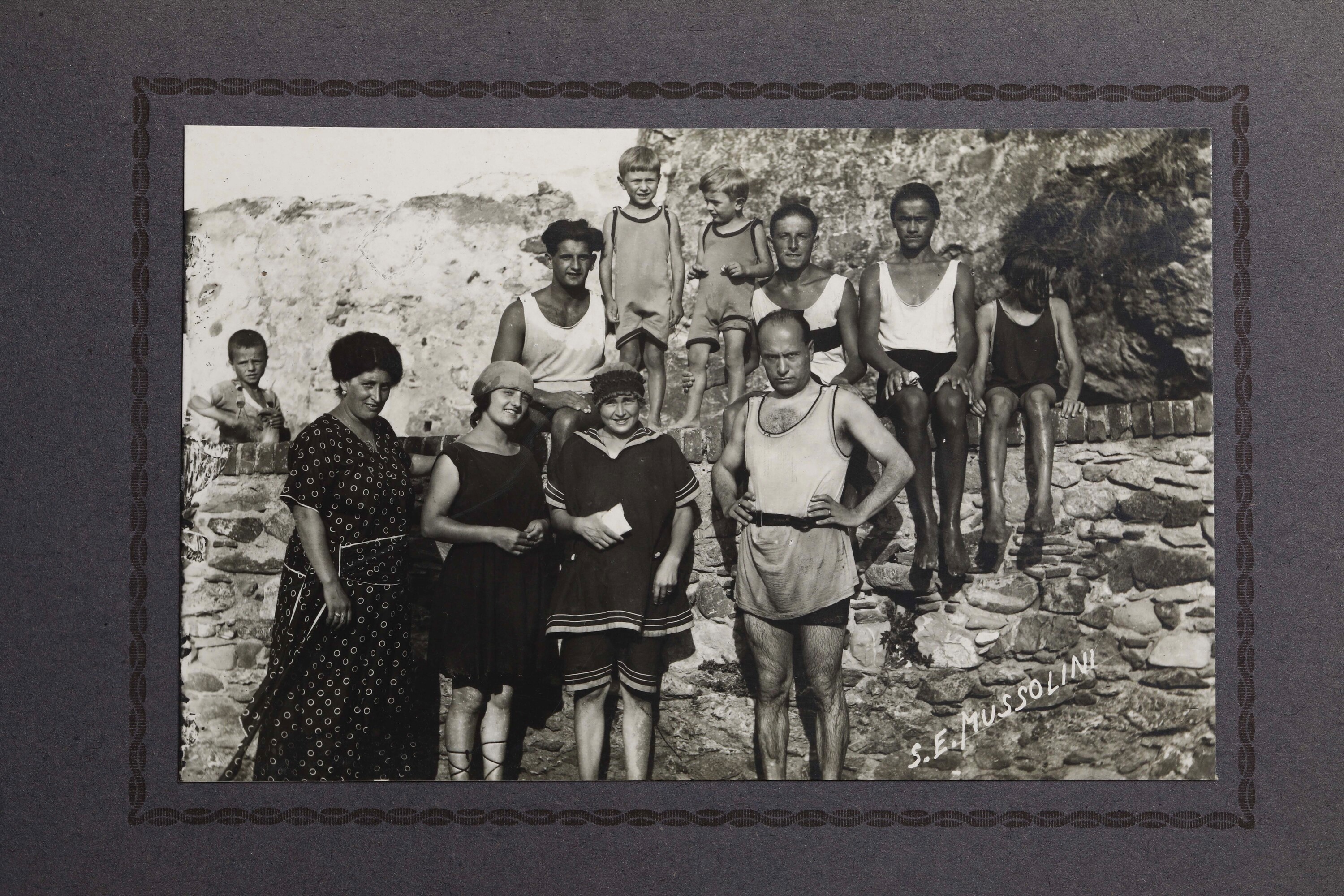 De Poi, Nino, Ricordo di S.E. Benito Mussolini e famiglia – Raccolta di fotografie originali