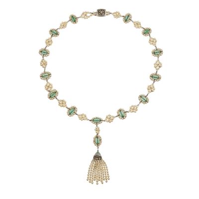 Sautoir con piccole perle e smeraldi, montatura in oro bianco 750/1000