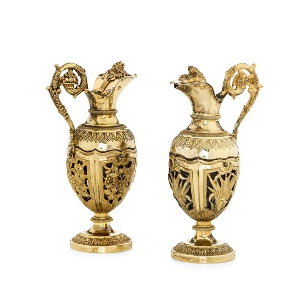 Coppia di ampolle per l'eucarestia. Francia, 1819-1838. Marchio dell'argentiere parziale di difficile interpretazione