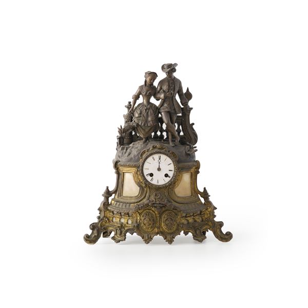 Pendola da tavolo con figure in metallo dorato. Francia XIX-XX Secolo