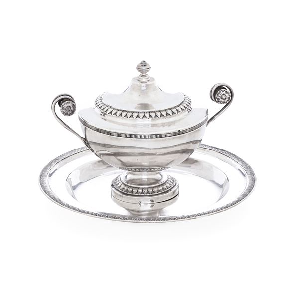 Tazza da puerpera con presentoir. Roma, primo quarto del XIX secolo. Maestro argentiere Roberto Trombesi (1801-1822)