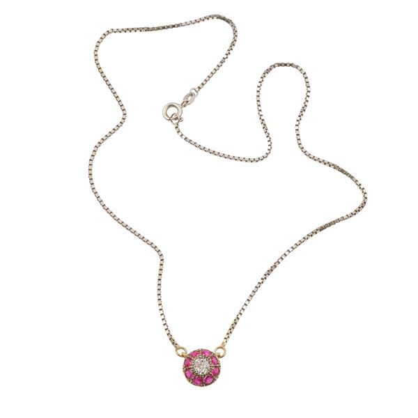 Pendente con diamante di vecchio taglio e rubini sintetici a contorno