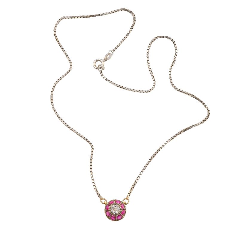 Pendente con diamante di vecchio taglio e rubini sintetici a contorno  - Asta Gioielli - Cambi Casa d'Aste